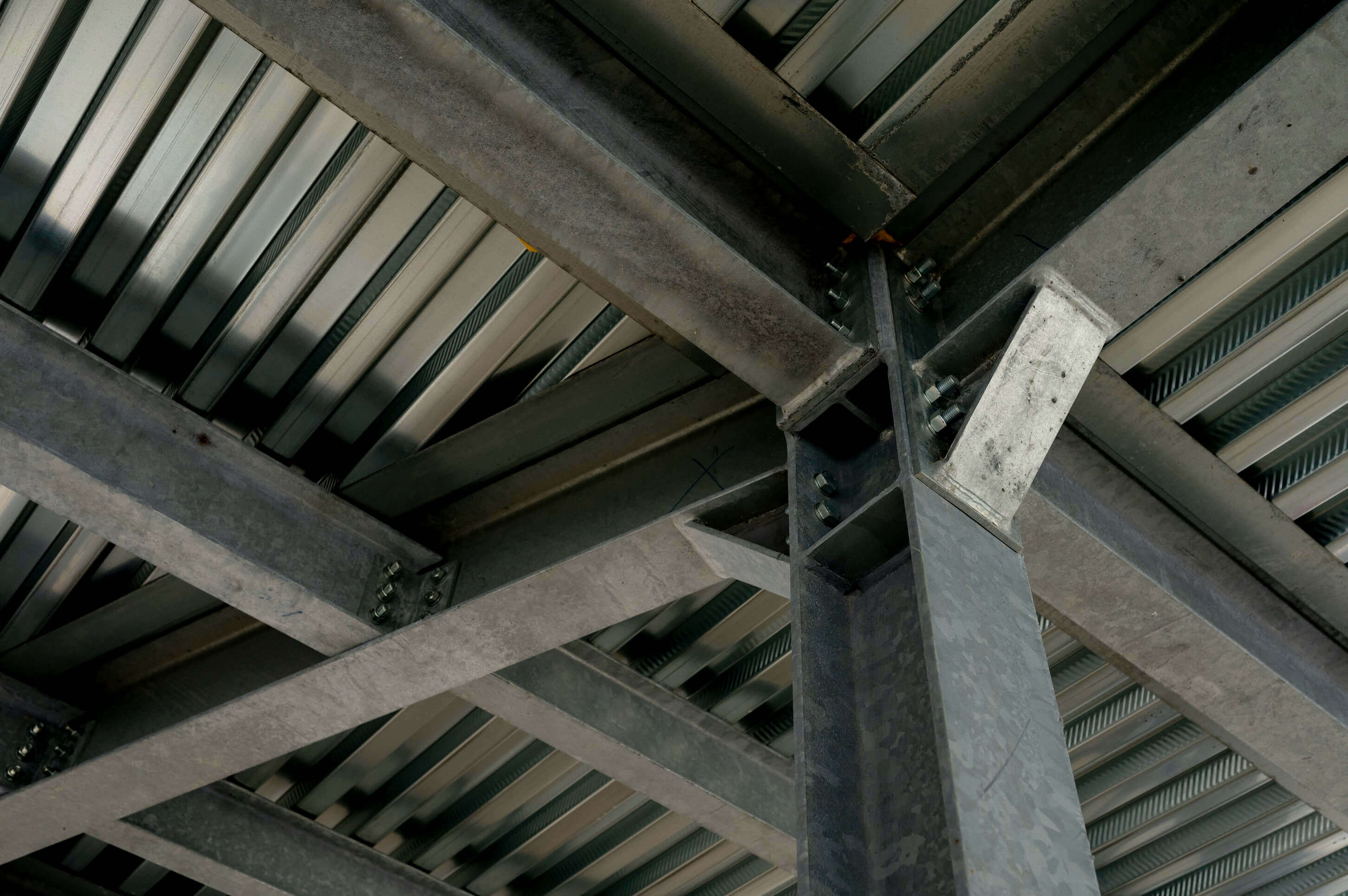Dettaglio di carpenteria metallica pesante: nodo strutturale travi-pilastro realizzato da CDSTEEL